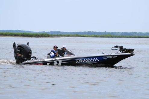 <p>16th place angler Yusuke Miyazaki is also in the area.</p>
