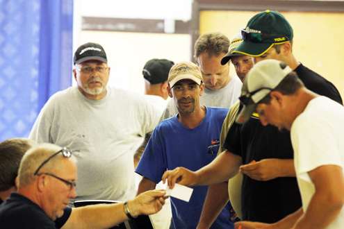 <p>More anglers get in line to register.</p>
