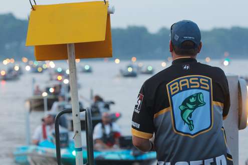 <p>Chris Bowes called out numbers and weigh-in times to ensure an orderly launch.</p>
