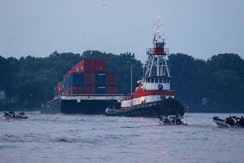 <p>In addition to avoiding floating debris resulting from the recent storms, competitors will have to dodge the riverâs commercial barge traffic.</p>
