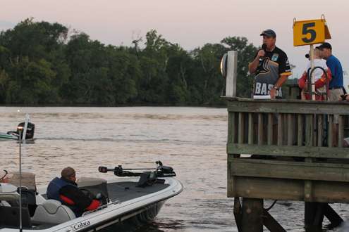 <p>Tournament Director Chris Bowes kept the boats in order, flight by flight.</p>
