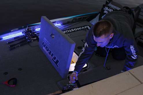 <p>Randy Howell makes last-minute adjustments that he hopes will help him close out the victory.</p>
