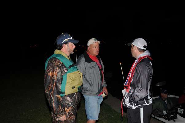 <p>Chatting before the takeoff are Randall Cutright, Bret Winegardner and Paul Gietka</p>
