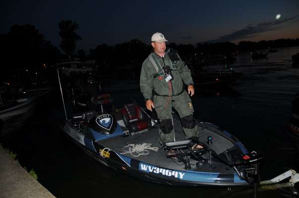 <p>Tournament leader Bill Pioch waits for the takeoff.</p>
