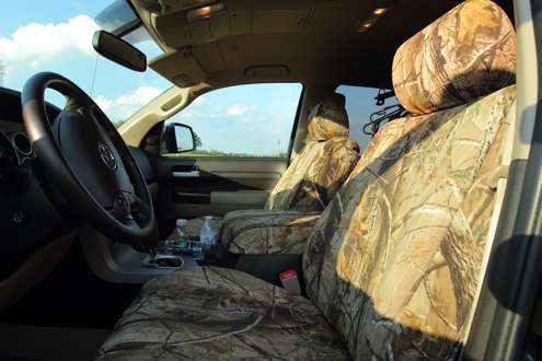 <p>Camo seat covers for the front seats. </p>
