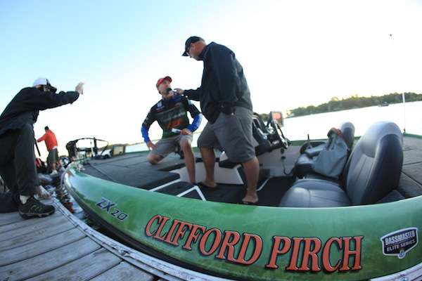 <p>Clifford Pirch starts the day in 2nd with 43-4.</p>
