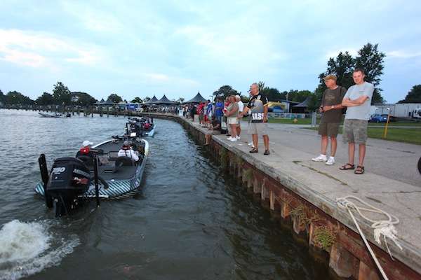 <p>The boats make their way through as family members wish the anglers luck. </p>

