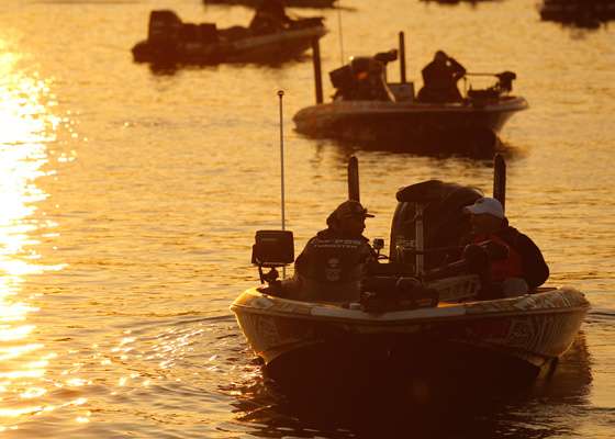 <p>Anglers get their boats in position for the take off.</p>
