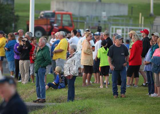 <p>Nearby fans watch the anglers get ready for the start.<br />
	 </p>
