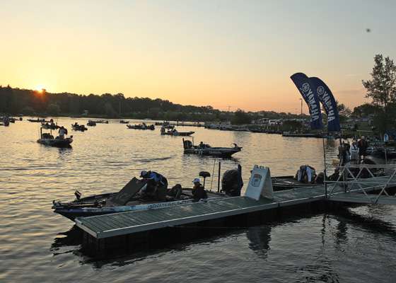 <p>As the sun shines over the horizon, Elite anglers move their boats into position around the take-off dock.</p>

