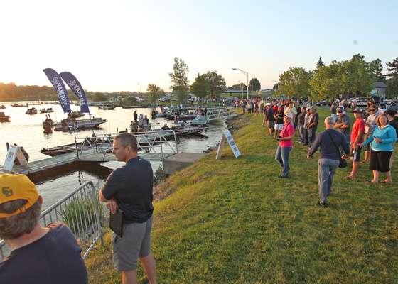 <p>Hundreds of fans line the bank for the Evan Williams Bourbon Showdown at St. Lawrence River.</p>
