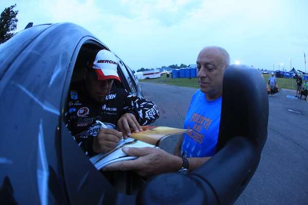<p>Classic champ Chris Lane takes time to sign a few autographs. </p> 