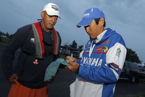 <p>Takahiro Omori pauses to add his autograph on a fan's hat. Omori had 18-7 Thursday to tie for 25<sup>th</sup> place with Edwin Evers and Bernie Schultz. </p> 