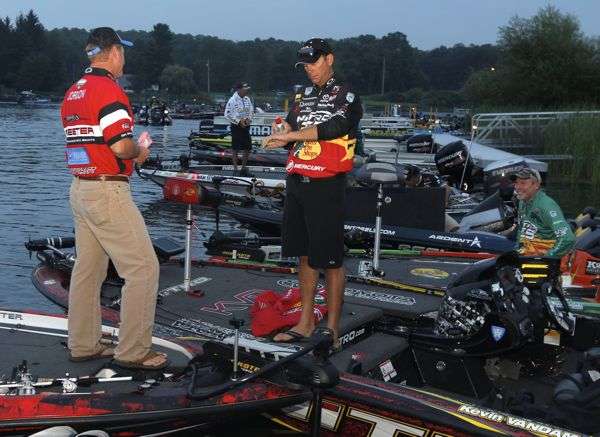 <p>As usual, Kelly Jordon has a story to tell, and his audience this morning is Kevin VanDam and Dennis Tietje, who seems to be particularly enjoying the tale. Tietje (21-9) and VanDam (21-1) hold third and fourth place in the Day One standings.</p> 