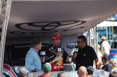 Kevin VanDam, Tommy Sanders and Zona talk about the event during the Hooked Up! segment.