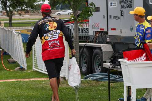 <p>Kevin VanDam heads to the tanks with his bag on Day One. 15 pounds, 6 ounces today.</p>
