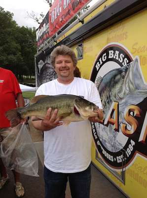 Kevin Hilliard of Hollow Rock, Tenn., weighs in a 8.13-pounder and wins 2nd place overall.