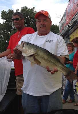 Archie Wilson of Corryton, Tenn., weighs in a 7.46-pounder and wins 3rd place overall.