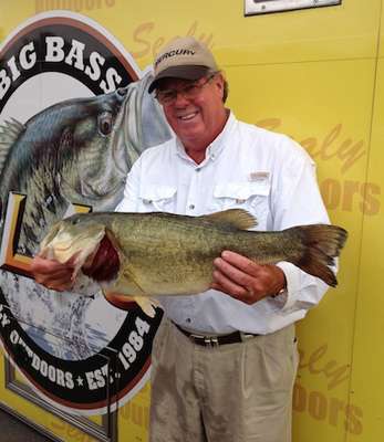 Phil Cannady of Waverly, Tenn., weighs in a 9.08-pounder and wins the 2nd Annual McDonaldâs Big Bass Splash on Kentucky Lake.