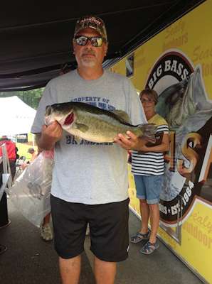 Randy Flowers of Terre Haute, Ind., weighs in a 7-pounder and wins 5th place overall.