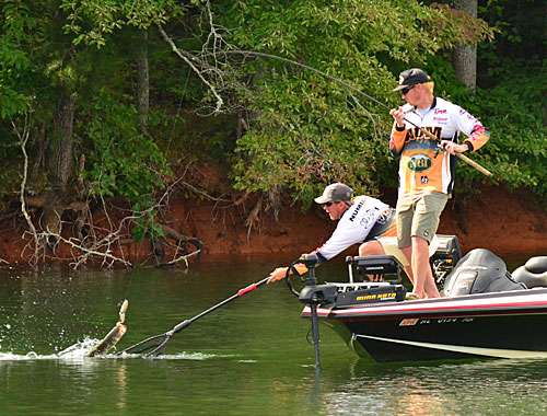 <p>El Raton strikes! A keeper largemouth is headed to the boat as Frinkâs partner Jacob Nummy lunges with the net.</p>
