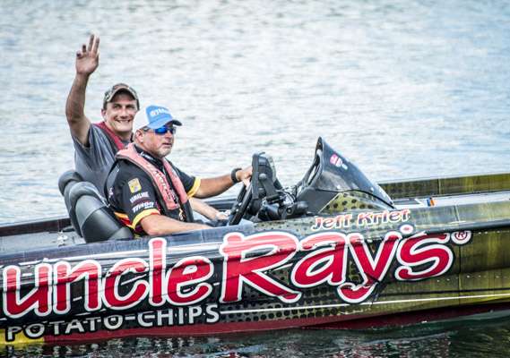 <p>Jeff Kriet pulls into the dock after Day One.</p>
