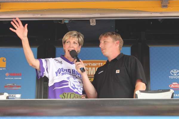 <p>Young Harris College President Cathy Cox welcomes the crowd.</p>
