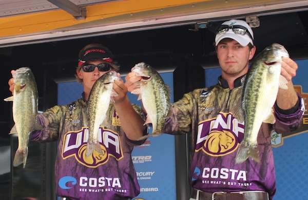 <p>Nathan Martin and Robb Young of UNA brought in 9-9 for 52nd place.</p>
