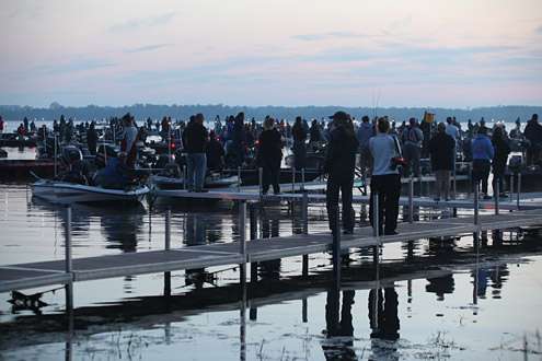 <p>The sounding of the national anthem marks the official start of Day Two on Oneida Lake at 05:45.</p>
