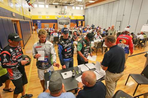 <p>Elite Series anglers begin to line up for the anglers briefing.</p>
