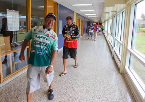 Davy Hite, Kevin VanDam and a host of anglers arrive for the final briefing. 