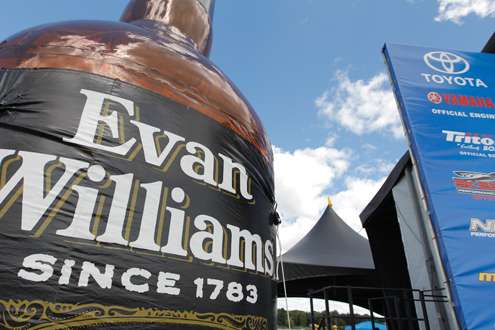 <p>The Evan Williams Bourbon Showdown calls for a tall drink.</p>
