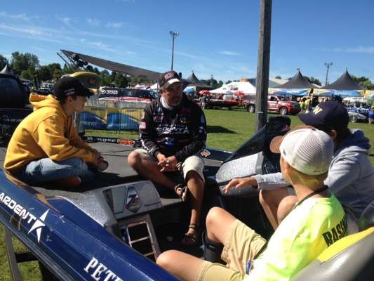 <p>Bassmaster Elite Series pros spent time with teens in the B.A.S.S. High School Elite Experience at the Evan Williams Bourbon Showdown at St. Lawrence River.</p>
