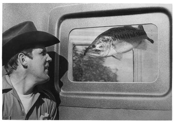 <p>This photo of Scott next to the original live release trailer brought wide attention to the âDonât Kill Your Catchâ mantra.</p>
