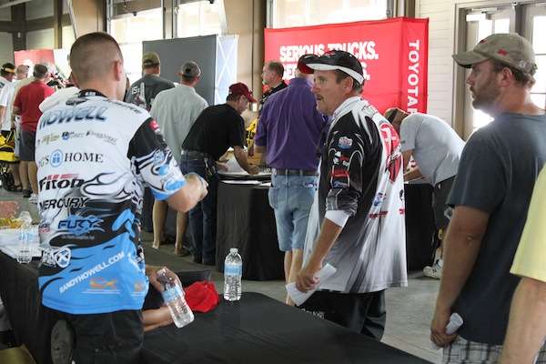 Randy Howell talks shop with anglers during registration. 