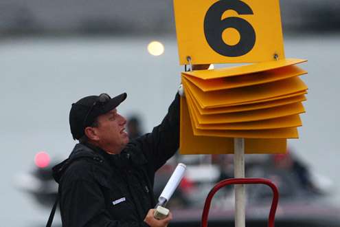 Tournament Director Chris Bowes flips the flight number indicator.
