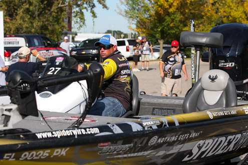 Big Fish Bobby Lane in line.  Lane is in 8th with 11-13 lbs. 