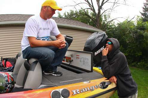 Iaconelli is sharing a cottage with fellow competitors Beau Bickford and Jason Root. 