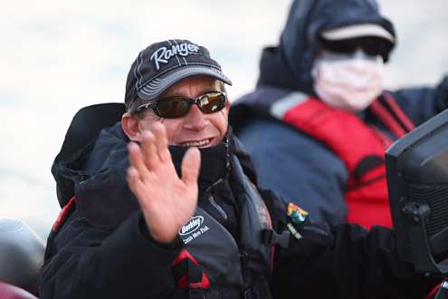 Charlie Hartley waves as he idles toward the final day takeoff.