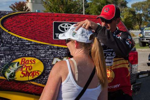 Kevin VanDam signs a hat for this fan.