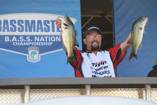 Jeff Lugar holds on to the second place spot with 27-4 for two days.
