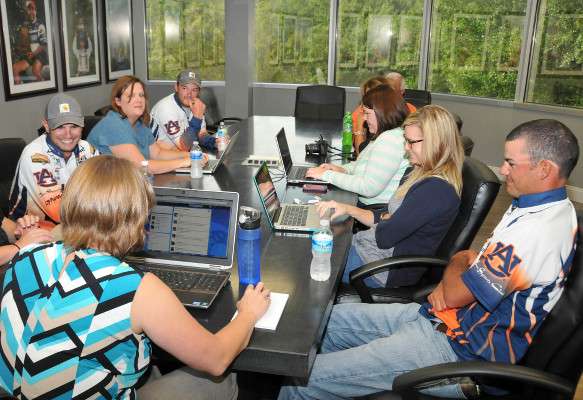Questions begin to roll in from fans and College B.A.S.S. supporters as the Auburn anglers compose answers during the live chat.