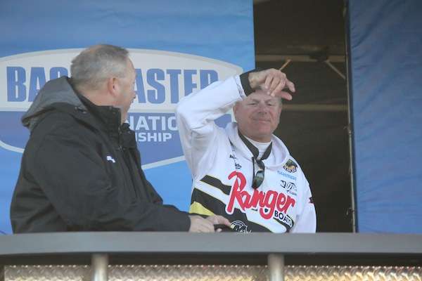 2012 BASS Nation Champion Mark Dove throws down the biggest bag of the day to come charging back. 