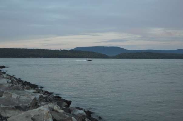 The mountainous backdrop sets the scene for the final day.