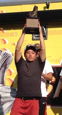 Kou Yang holds up his 1st Place Trophy for the Crowd