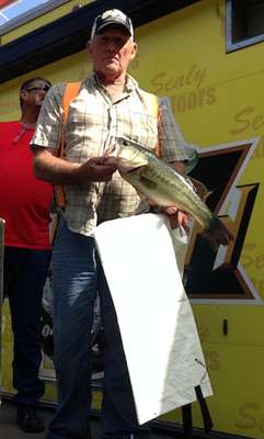 Bob Slater of Waldron, AR weighs in a 4.86
