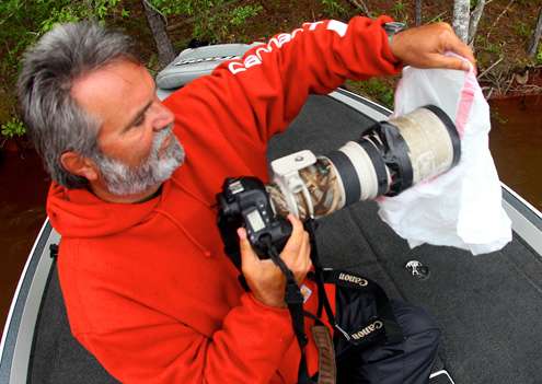 <p>Here comes the rain again; rain and camera gear worth thousands of dollars donât mix, unless of course you have a 5-cent garbage bag.</p>
