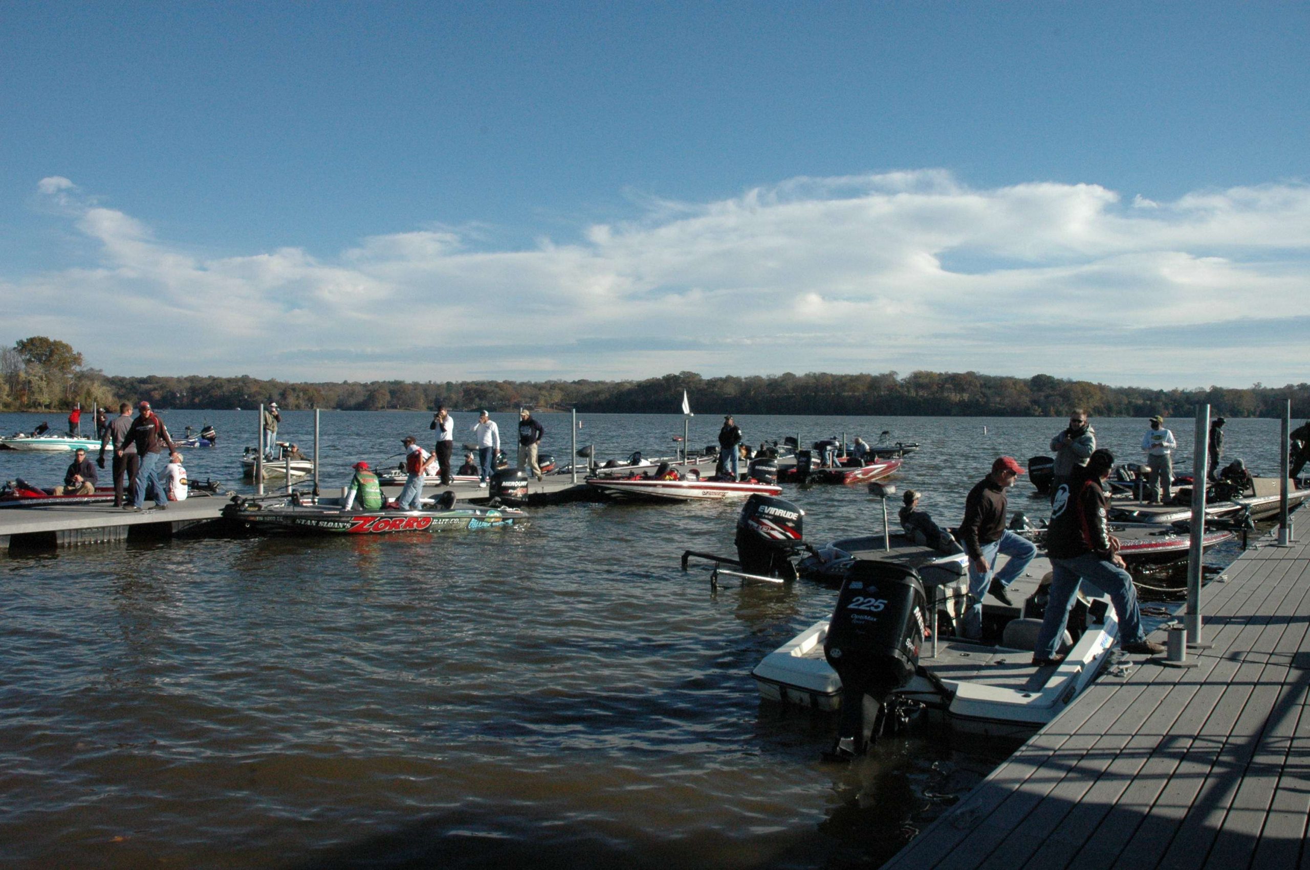The top 25 anglers arrive at the docks for the final weigh-in to determine the champion and invitee to the 2014 Bassmaster Classic. 