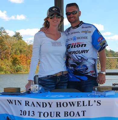 <p>Randy and Robin Howell signed some folks up for a chance to win Randy's boat.</p>
