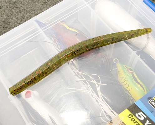 <p>Faircloth Texas rigs the Ocho without a weight, casts it to shallow pond banks and lets it slowly wiggle its way to the bottom. Because he fishes it without a weight, it doesnât pick up much bottom gunk.</p>
